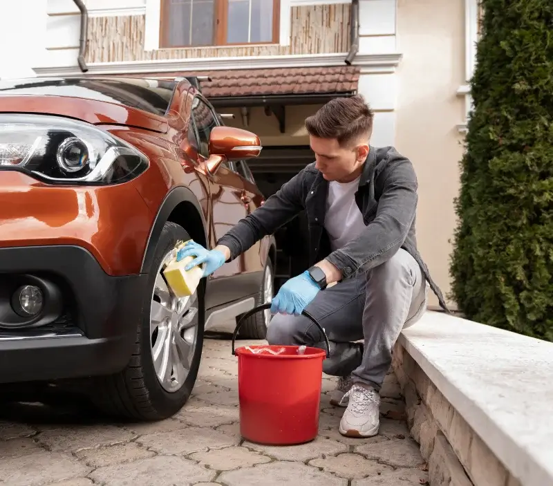 Lavage auto à domicile Amplepuis : professionnel intervenant sur un véhicule